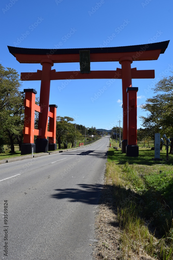東北一の羽黒山大鳥居/山形県鶴岡市(旧羽黒町)羽黒山の玄関口にある、東北一の羽黒山大鳥居を撮影した写真です。高さ22.5m、幅15mの大きさを誇る朱塗りの大鳥居です。この巨大な大鳥居は、信仰の山として崇められてきた出羽三山(羽黒山、月山、湯殿山)への入り口にあります。 東北一の羽黒山大鳥居/山形県鶴岡市(旧羽黒町)羽黒山の玄関口にある、東北一の羽黒山大鳥居を撮影した写真です。高さ22.5m、幅15mの大きさを誇る朱塗りの大鳥居です。この巨大な大鳥居は、信仰の山として崇められてきた出羽三山(羽黒山、月山、湯殿山)への入り口にあります。