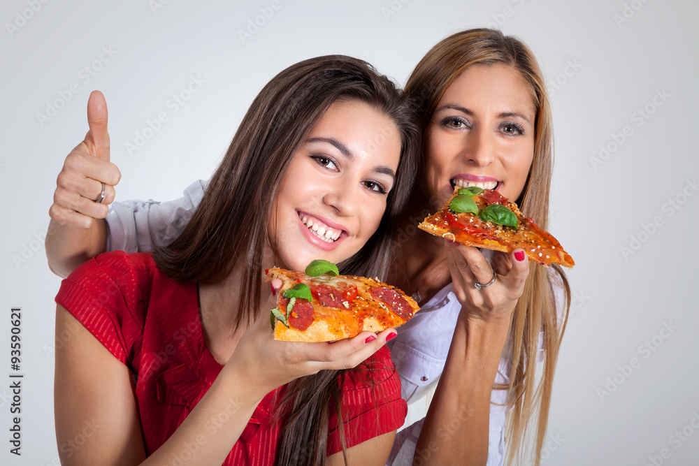 Mutter und Tochter essen Pizza und zeigen Daumen hoch Porträt