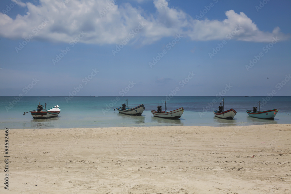 Obraz premium small boats floating around on the sea