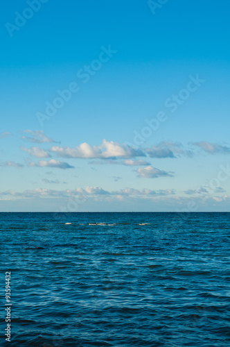 Blaue Weite des Meeres  Wasser  Wind und Wellen  bis zum Horizont  Naturgewalten  maritim  auf dem Meer  Seefahrt