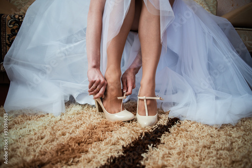 Quadro em tela The bride getting her wedding shoes on