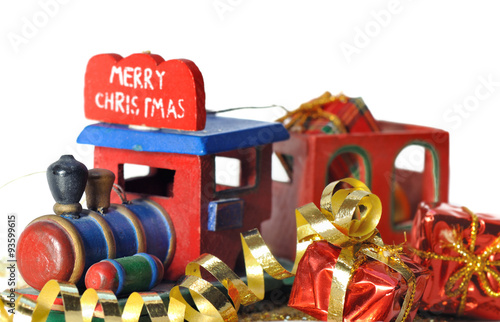 paquets cadeaux et jouet d'enfant sur fond blanc