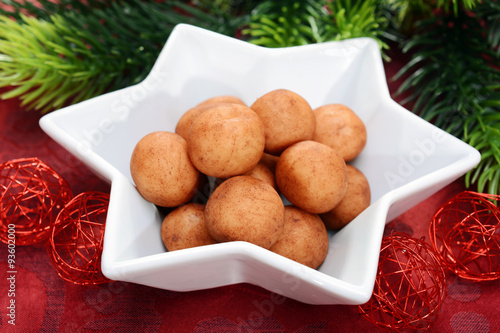 Marzipankartoffeln aus Marzipan in Stern-Schale zu Weihnachten photo