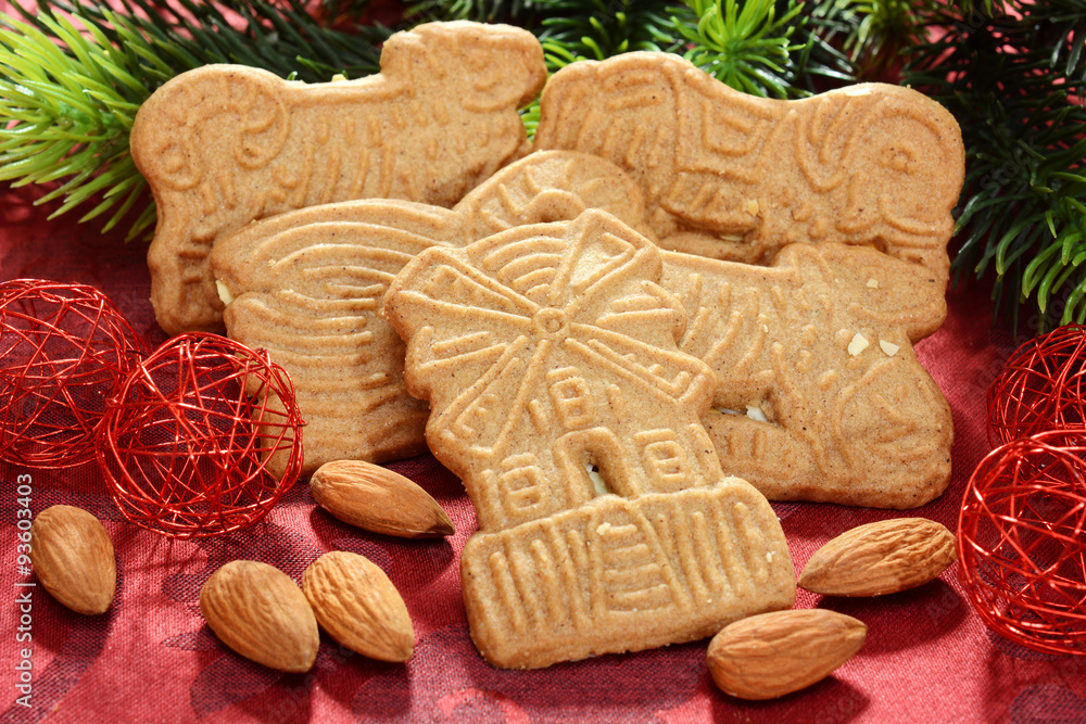 Spekulatius als Kekse und Gebäck zu Weihnachten mit Mandeln und Dekoration Spekulatius als Kekse und Gebäck zu Weihnachten mit Mandeln und Dekoration