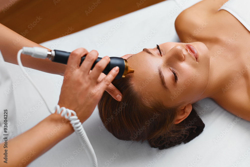 Face skin care treatment. Ultrasound cavitation procedures.