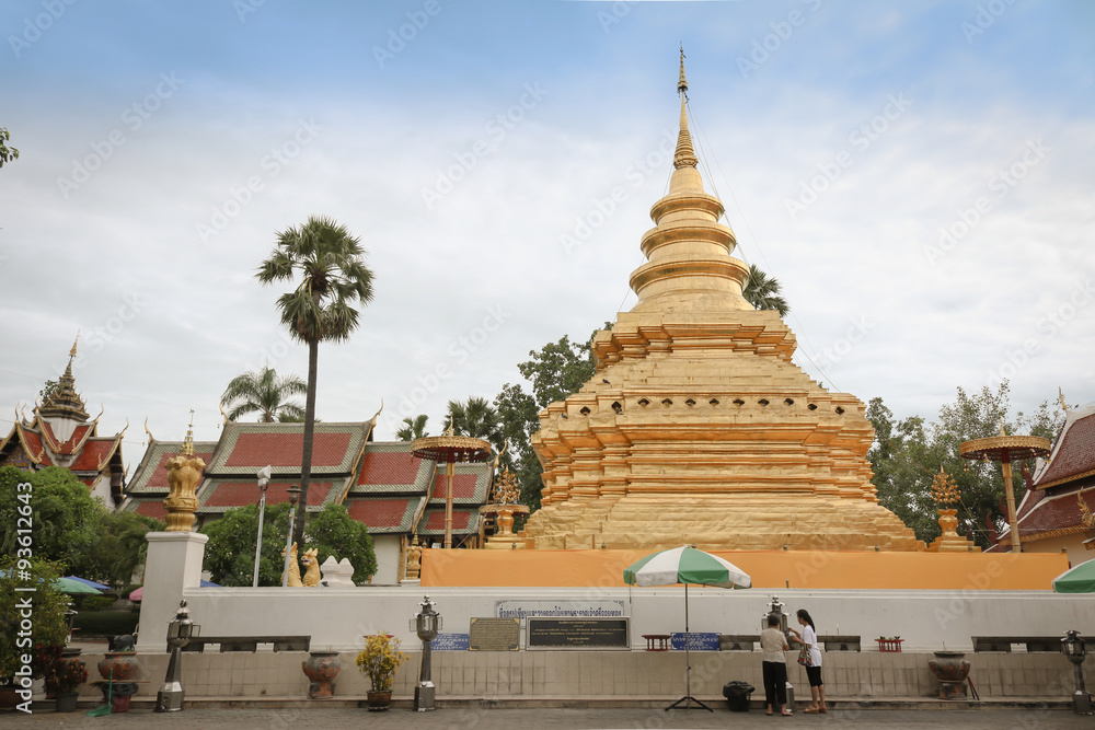 Fototapeta premium Wat Phradhatu Sri Chom Tong Voravihara Chiangmai Thailand