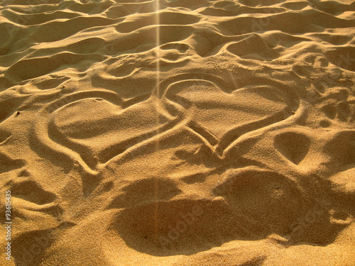 zwei Herzen im Sand