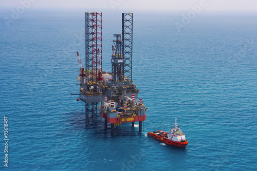 Offshore oil rig drilling platform/Offshore oil rig drilling platform in the gulf of Thailand 2015. © nattapon7