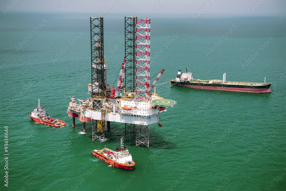 Offshore oil rig drilling platform/Offshore oil rig drilling platform in the gulf of Thailand 2015.