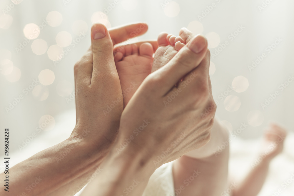 Naklejka premium Mother touching feet of newborn