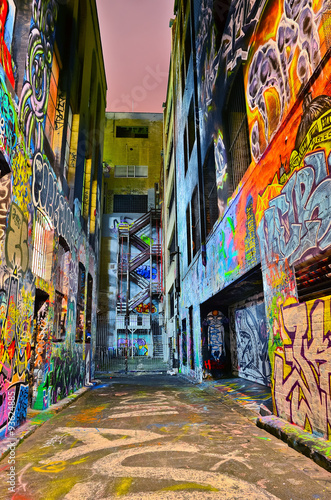 Fotografie, Obraz Pohled na barevné graffiti kresby na punčochář Lane ve městě Melbourne