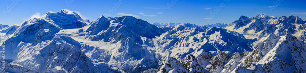 Obraz premium Panorama pasma górskiego Snow. Krajobraz z błękitne niebo w regionie Mt Fort Peak Alpy w Szwajcarii