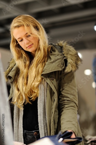 Junge blonde Frau beim Shopping