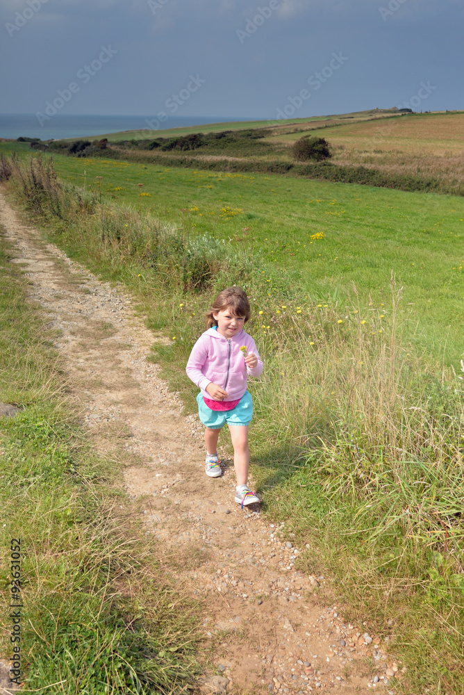 ENFANT EN PROMENADE