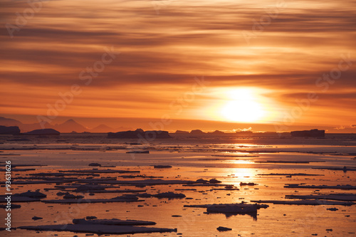 Fototapeta Naklejka Na Ścianę i Meble -  Sunset in Antarctica