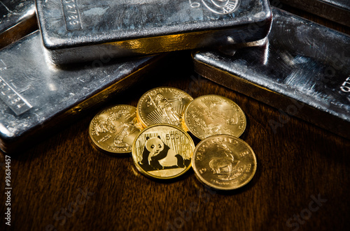 Canvastavla Vivid Gold Coins & Silver Bars on Wooden Table