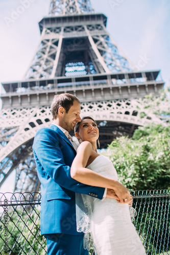 Just married couple near the Eiffel tower in Paris © xan844