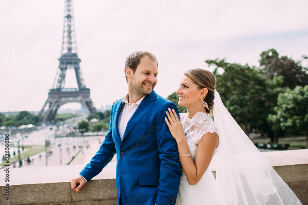 Just married couple near the Eiffel tower in Paris