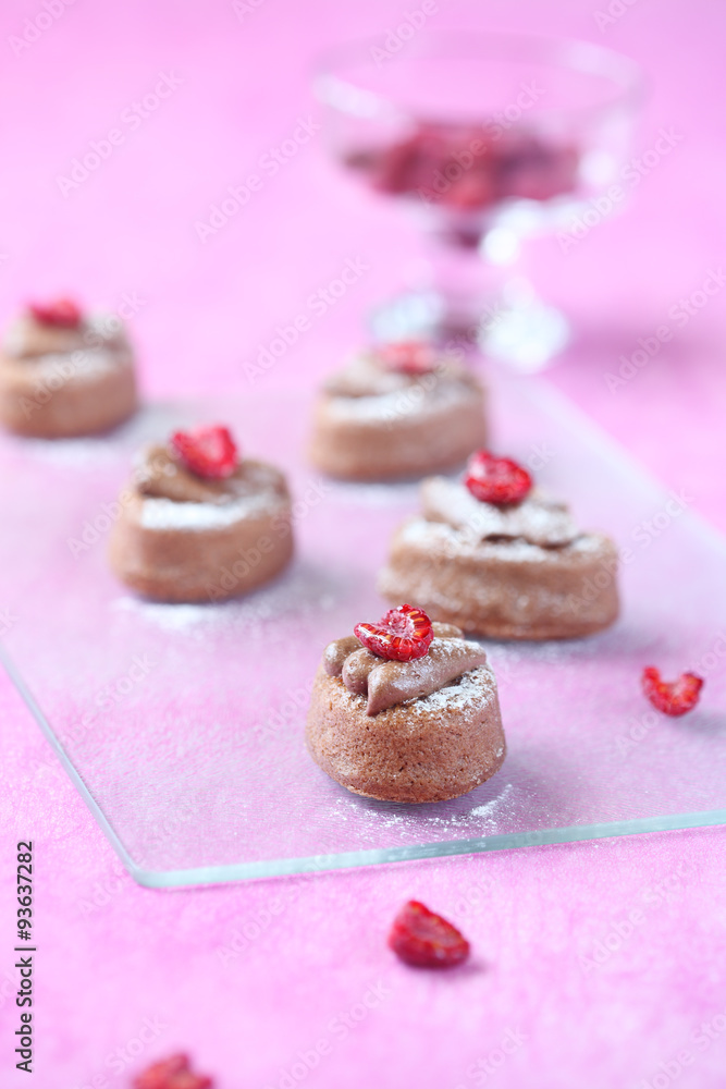 Mini Cakes with Chocolate Cream and Raspberries Mini Cakes with Chocolate Cream and Raspberries