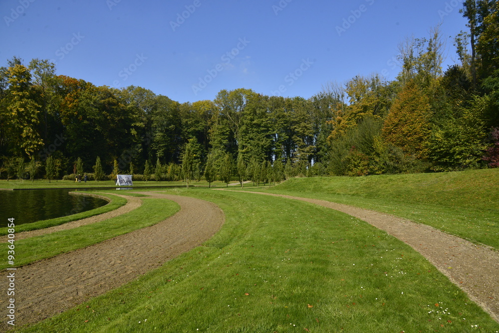 Pelouses et chemins circulaires autour de la pièce d'eau principale du parc au château de Seneffe 