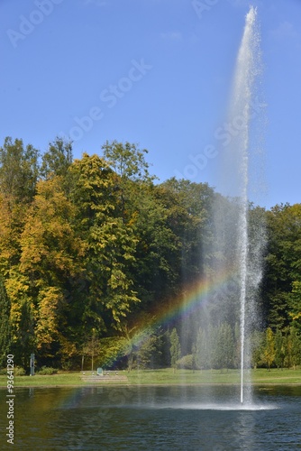L arc-en-ciel dans l embrun de la fontaine au parc du ch  teau de Seneffe en Hainaut