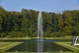 La grande pièce d'eau avec sa fontaine au parc du château de Seneffe en Hainaut