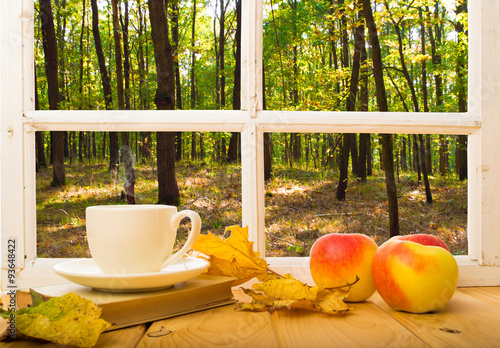 Tasse und äpfel am fenster