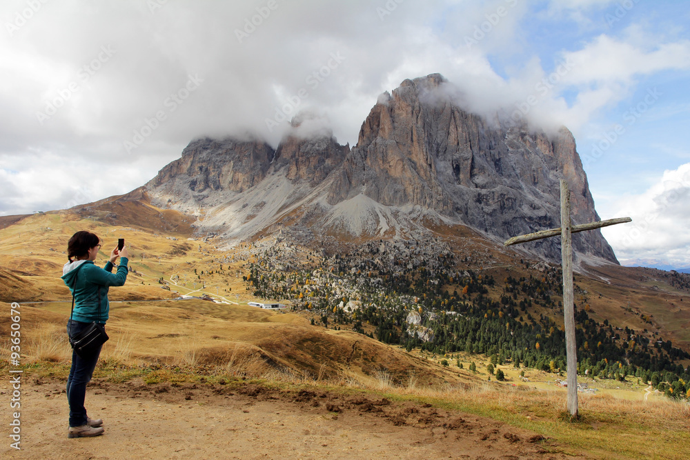 Eine Frau fotografiert die Berge am Sellajoch in den Dolomiten