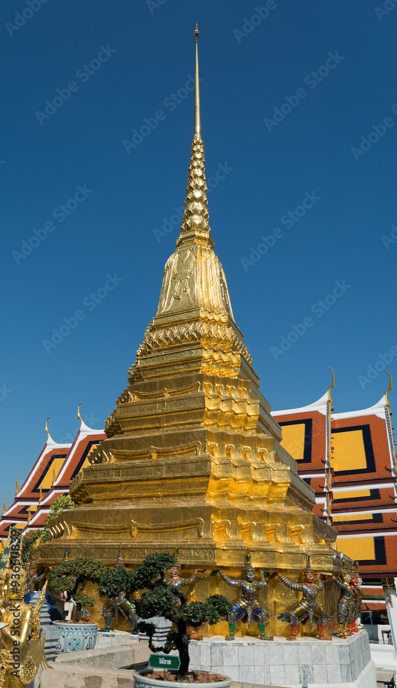 Naklejka premium Golden stupa in Bangkok