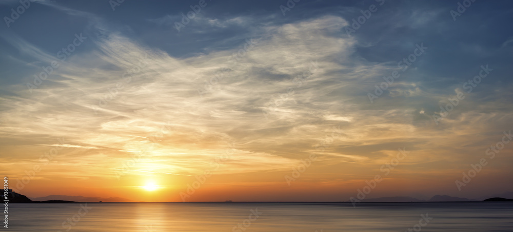 Traumhafter Sonnenuntergang am Meer 