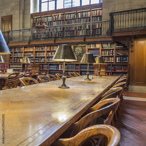 sala lettura di una tipica biblioteca americana photo