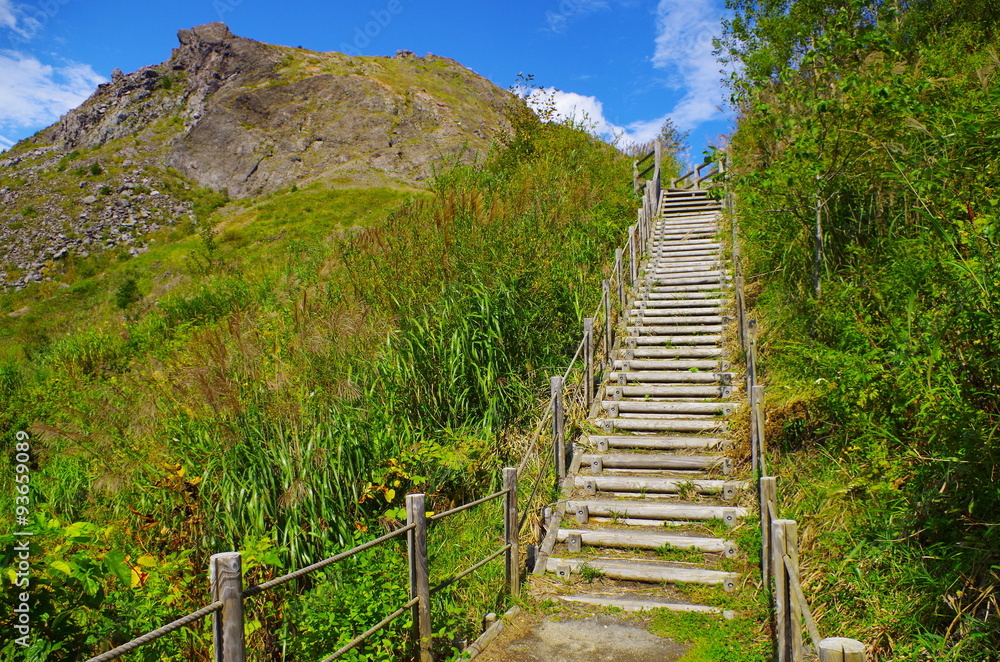 有珠山と遊歩道の階段