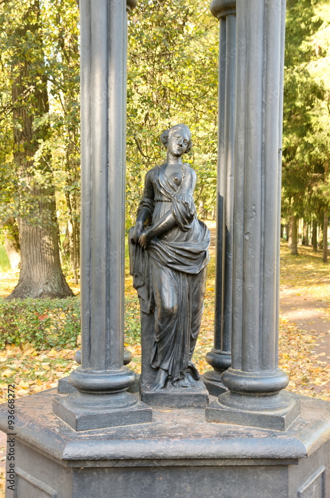 Obraz premium Catherine Park, Pushkin (Tsarskoe Selo), Russia.Sculpture Gothic Gate.