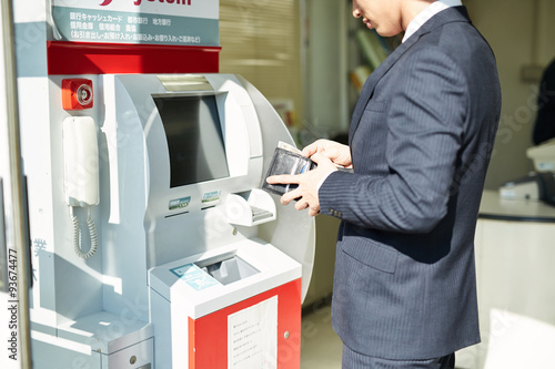 ATMを使うサラリーマン 