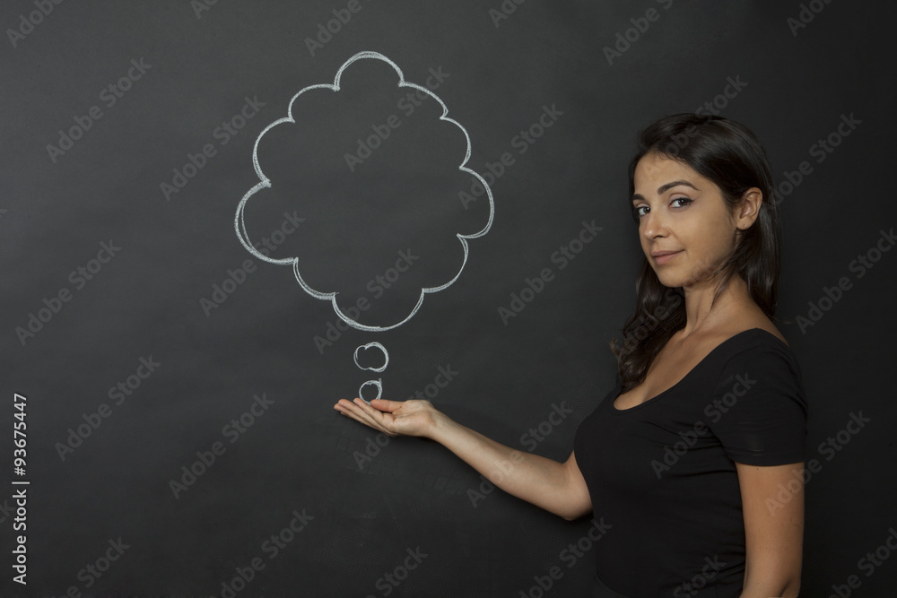 Bella  ragazza regge una nuvola disegnata su una lavagna