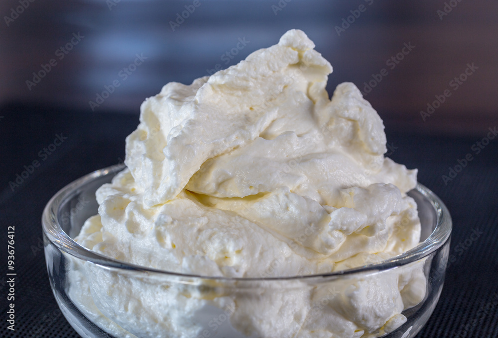 Sahne in einer Glasschale makroaufnahme Sahne in einer Glasschale makroaufnahme