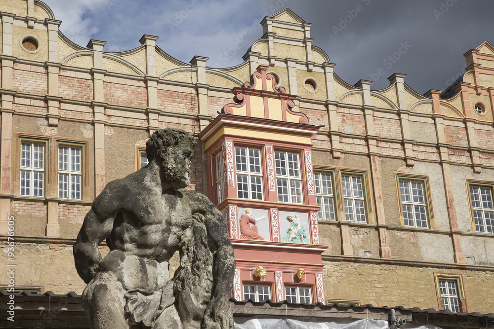 Obraz premium Männerstatue vor dem Schloss