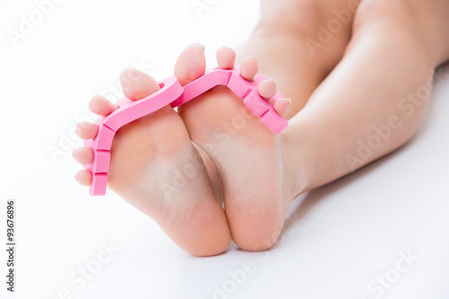 足の指にパットをはめる若い女性