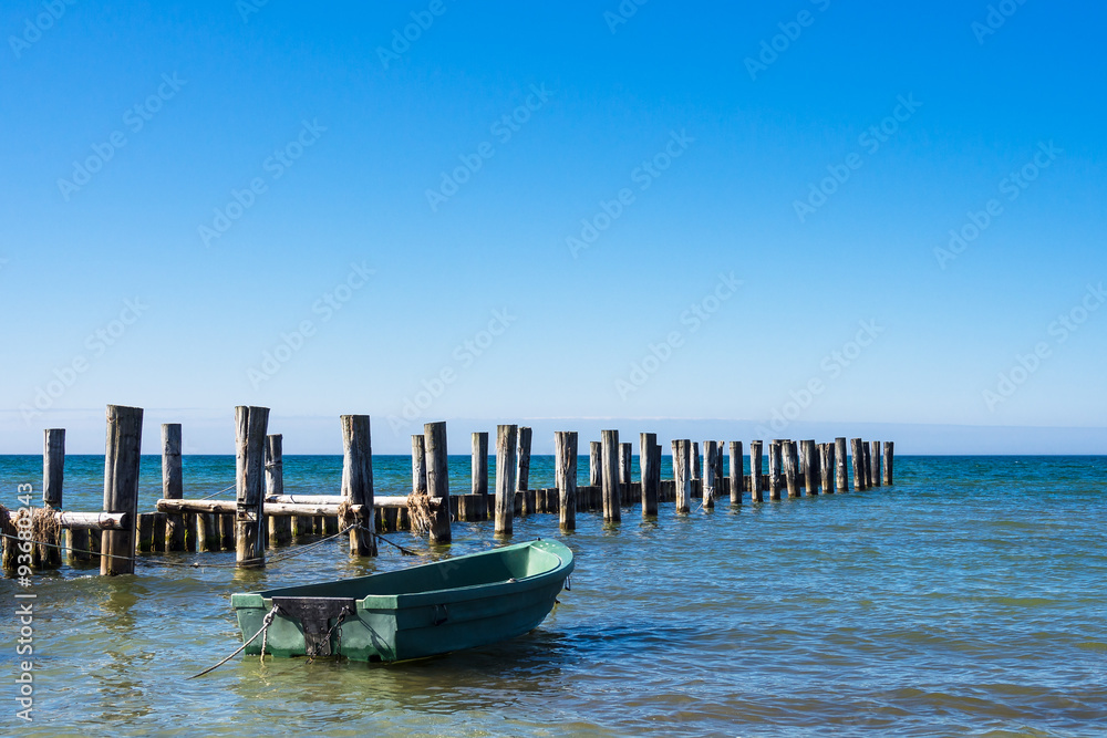 Fischerboot und Buhne an der Ostseeküste