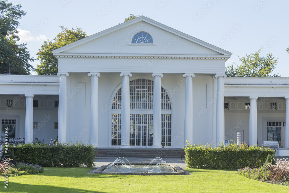 Kurparkhaus mit Säulen Kurparkhaus mit Säulen