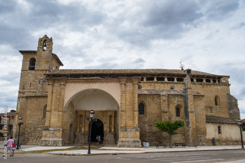 Capilla Románica en el Camino de Santiago a su paso por un pueblo de Palencia en Castilla León