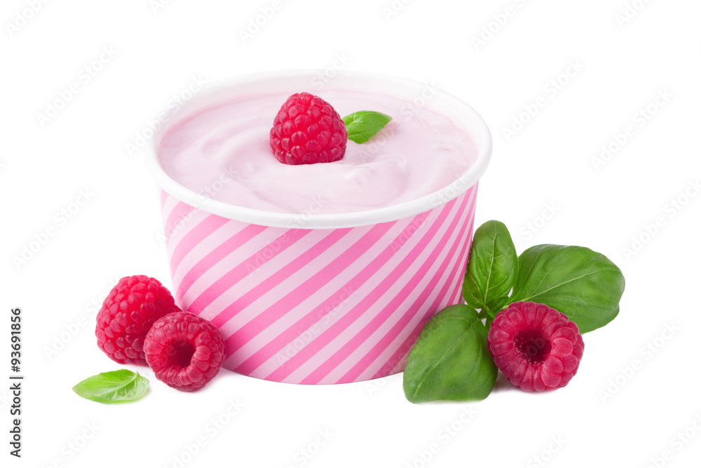 Himbeeren Joghurt Becher auf weißem Hintergrund Himbeeren Joghurt Becher auf weißem Hintergrund