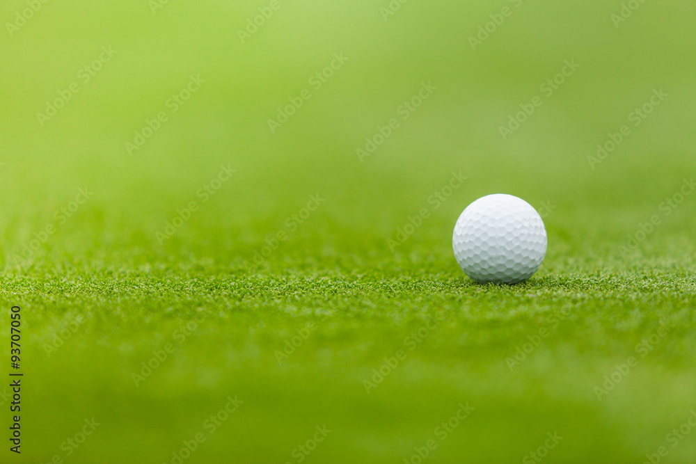 Fototapeta premium Golf ball on the green lawn
