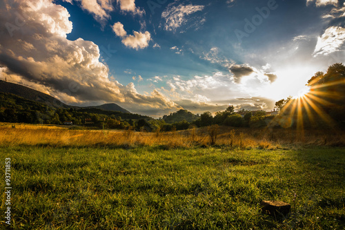 Colli Euganei, le colline sullo sfondo con il sole in controluce e un cielo nuvoloso dopo una tempesta