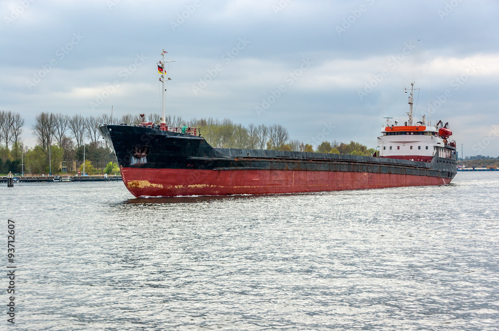 Altes Frachtschiff In Flammen : Bremen: Altes Frachtschiff in Kloake ...