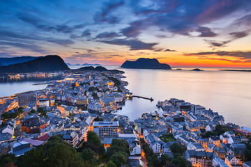 Fototapete Europa Ålesund bei Sonnenuntergang in Norwegen  © oleg_mj