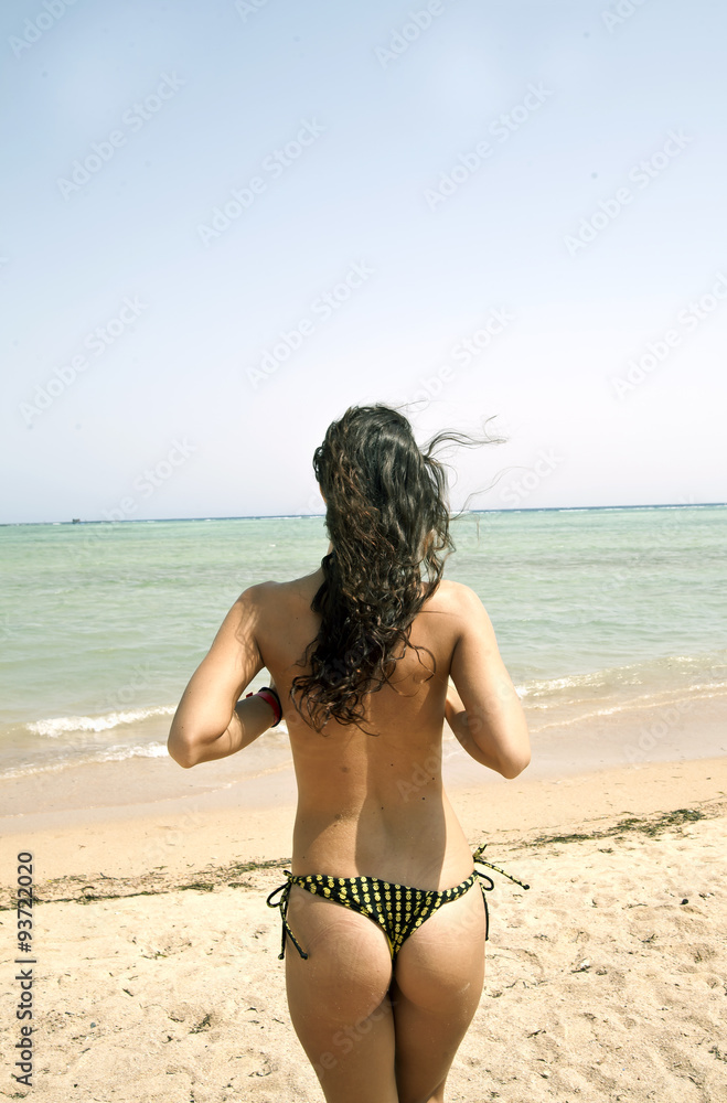 young woman on the beach topless foto de Stock | Adobe Stock