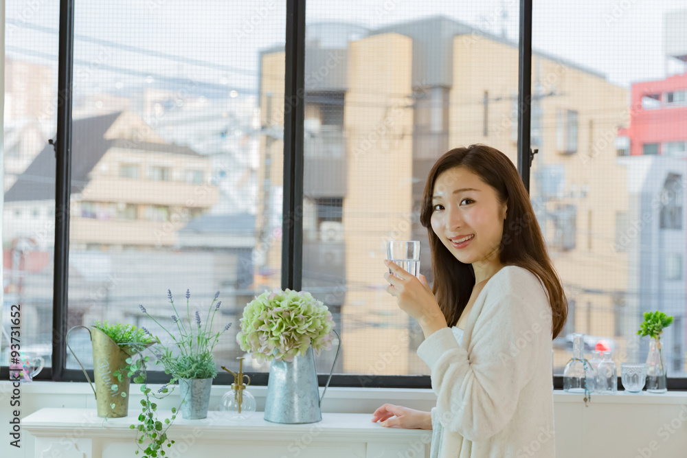 水を飲むパジャマ姿の女性
水を飲むパジャマ姿の女性
