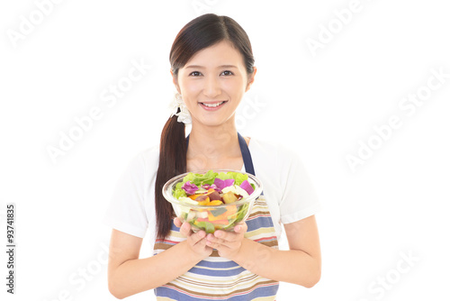 サラダを持つ笑顔の女性