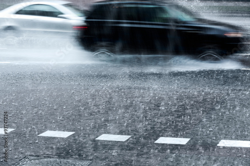 Fényképezés blurred cars in torrential rain